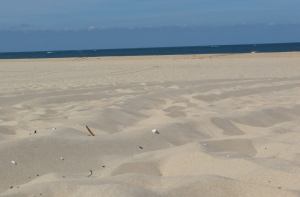 Sauberer Sand am Meer und klares Badewasser.